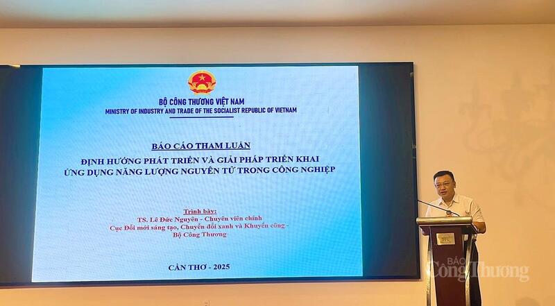 TS. Lê Đức Nguyên, Chuyên viên chính, Cục Đổi mới sáng tạo, Chuyển đổi xanh và Khuyến công - Bộ Công Thương trình bày tham luận tại hội thảo.