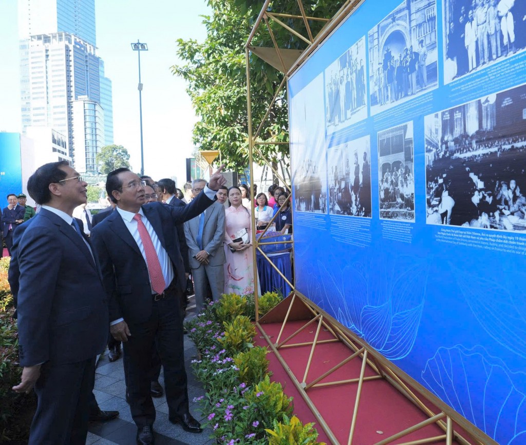 Các đại biểu tham quan triển lãm Các đại biểu tham quan triển lãm