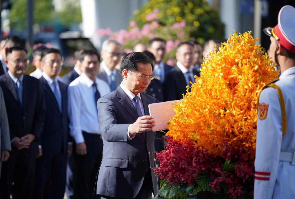 Đoàn đại biểu dâng hoạ Đoàn đại biểu dâng hoạ