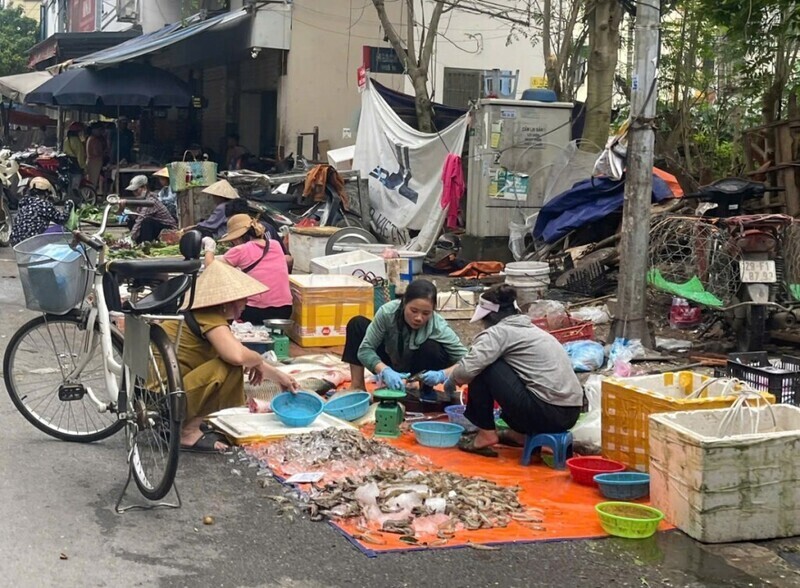 Chợ tạm, chợ cóc không chỉ gây ách tắc giao thông mà còn hệ lụy về môi trường, văn minh đô thị tại Hà Nội. Ảnh: LĐTĐ