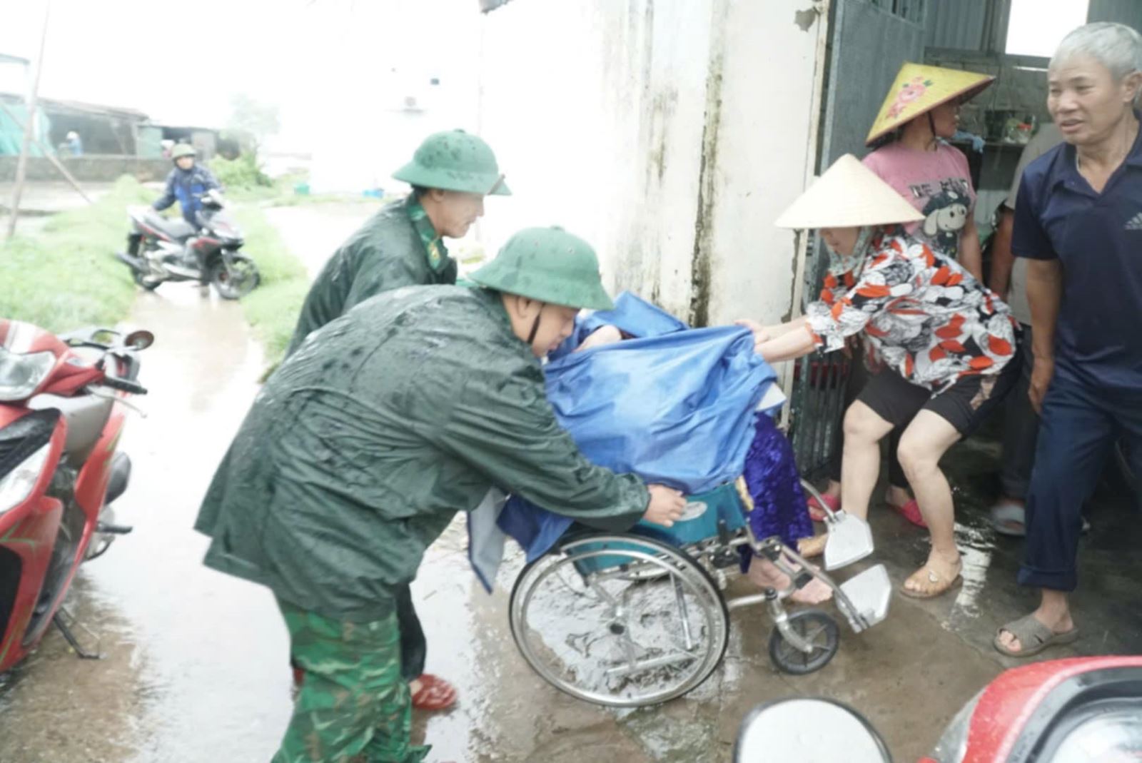 Chính quyền địa xã Nghi Sơn sơ tán người dân.