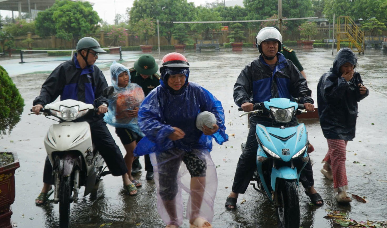 Bộ đội Biên phòng tỉnh Thanh Hóa hỗ trợ người dân sơ tán.