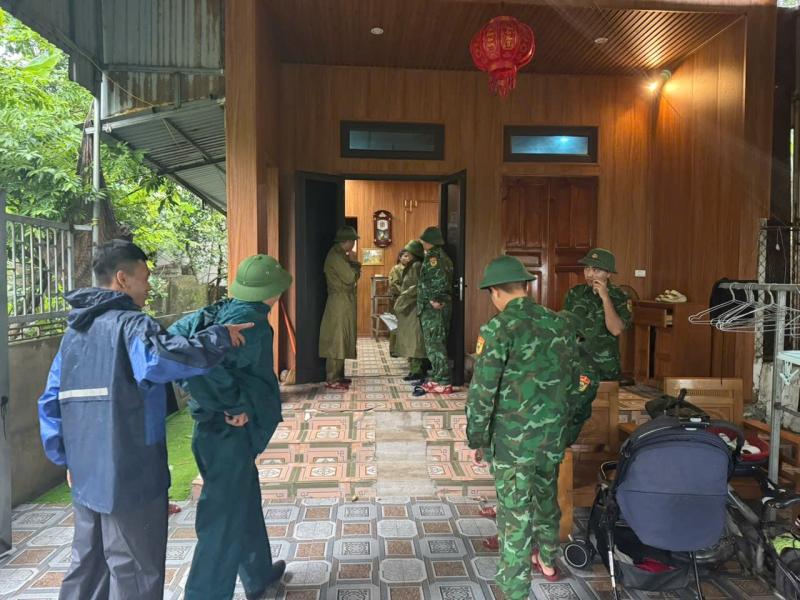 Lực lượng chức năng tại phường Ngọc Sơn vận động, sơ tán từng hộ dân đến nơi an toàn.