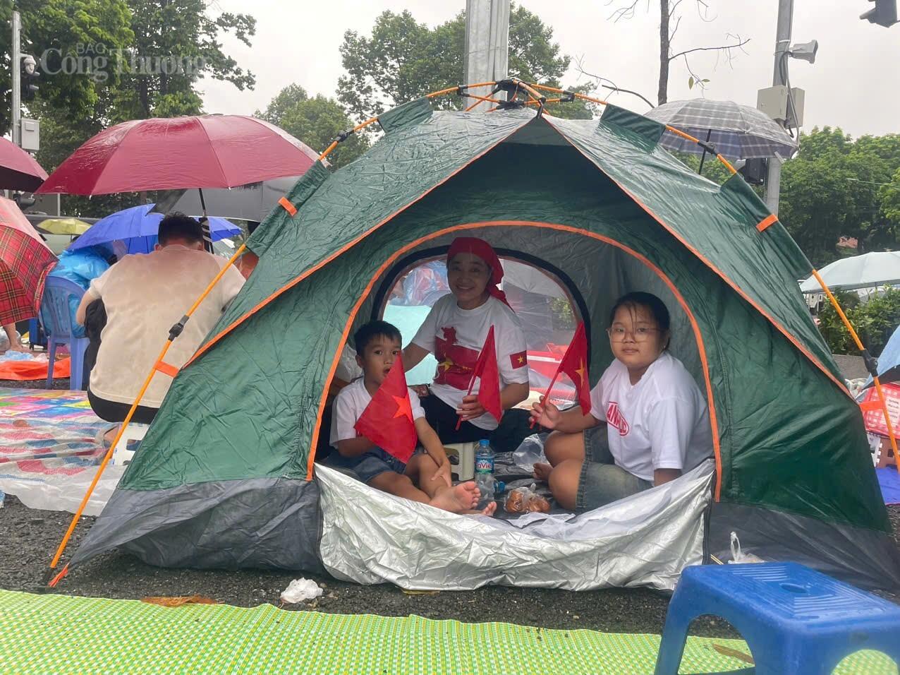 Cô Nhiễn cho biết thêm, hôm 24/8 gia đình cũng xuống Hà Nội xem hợp luyện nhưng ngồi ở Quốc Tử Giám, hôm nay tôi chuyển tới Hùng Vương.