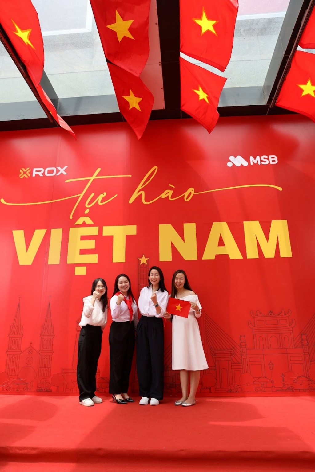 Check-in cùng bức tường Tự hào Việt Nam trên đường Nguyễn Chí Thanh Check-in cùng bức tường Tự hào Việt Nam trên đường Nguyễn Chí Thanh