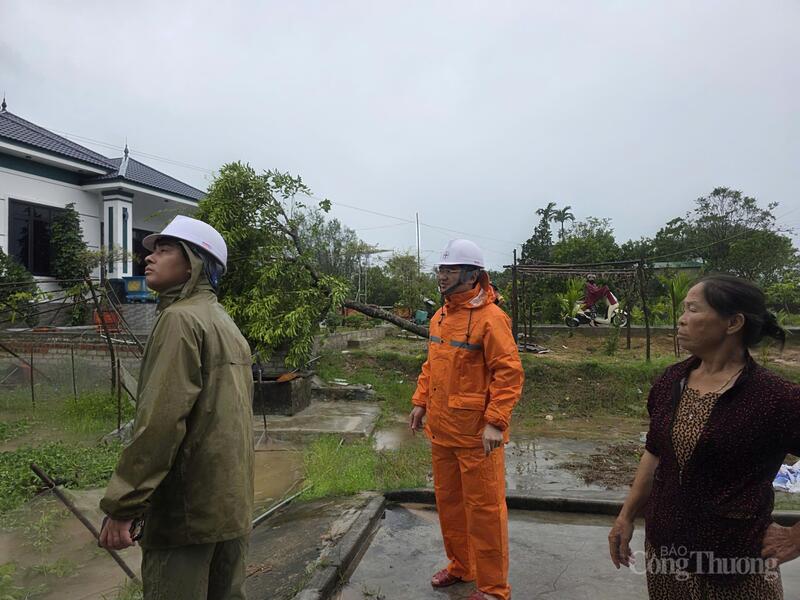 Đội quản lý điện lực khu vực Cẩm Xuyên cho biết, đơn vị đang nắm bắt tình hình, thống kê thiệt hại để sớm giải quyết tình trạng cột điện gãy do mưa bão, đảm bảo an toàn tuyệt đối cho người dân