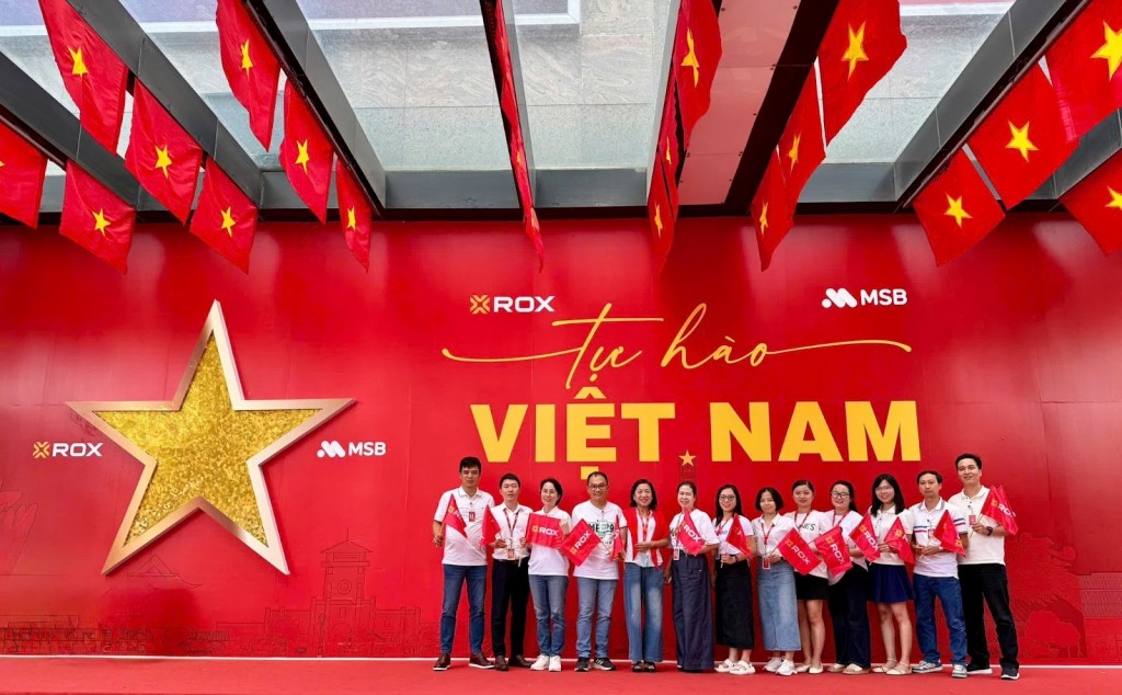Check-in cùng bức tường Tự hào Việt Nam trên đường Nguyễn Chí Thanh Check-in cùng bức tường Tự hào Việt Nam trên đường Nguyễn Chí Thanh