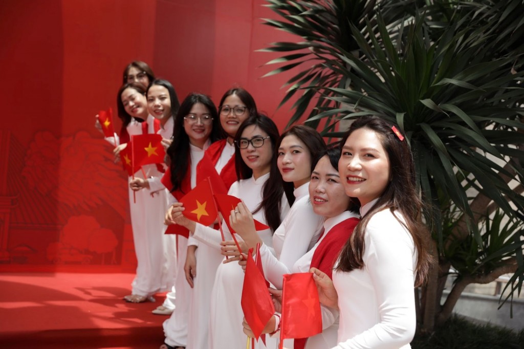 Check-in cùng bức tường Tự hào Việt Nam trên đường Nguyễn Chí Thanh Check-in cùng bức tường Tự hào Việt Nam trên đường Nguyễn Chí Thanh