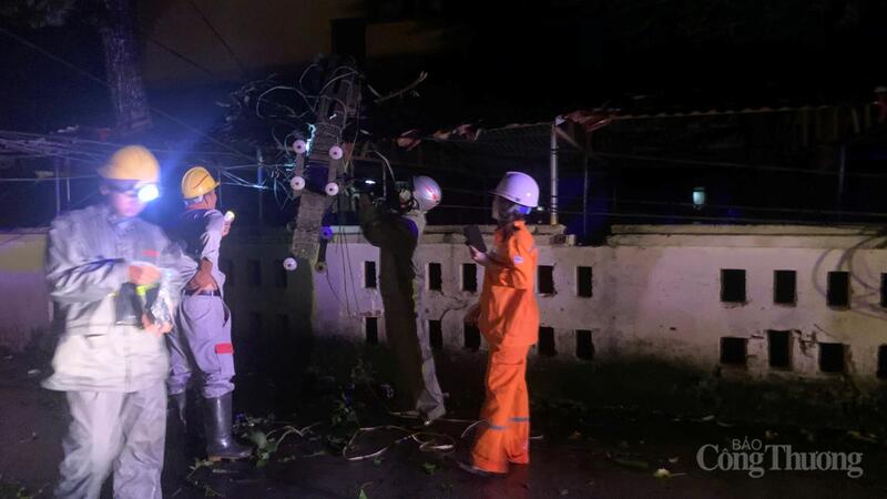 Bão số 5 đã khiến 93 cột trung hạ áp bị đổ gãy