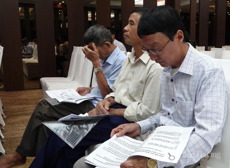 Người dân nghiên cứu tài liệu liên quan đến bán hàng đa cấp do Sở Công Thương Thanh Hóa cung cấp