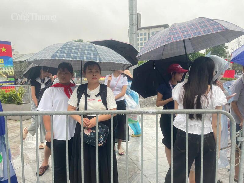 Vị khách xem sơ duyệt (áo trắng) cho biết, đã bỏ ra 200.000 đồng để mua 5 chiếc ghế cho người thân ngồi chờ đỡ mỏi chân.