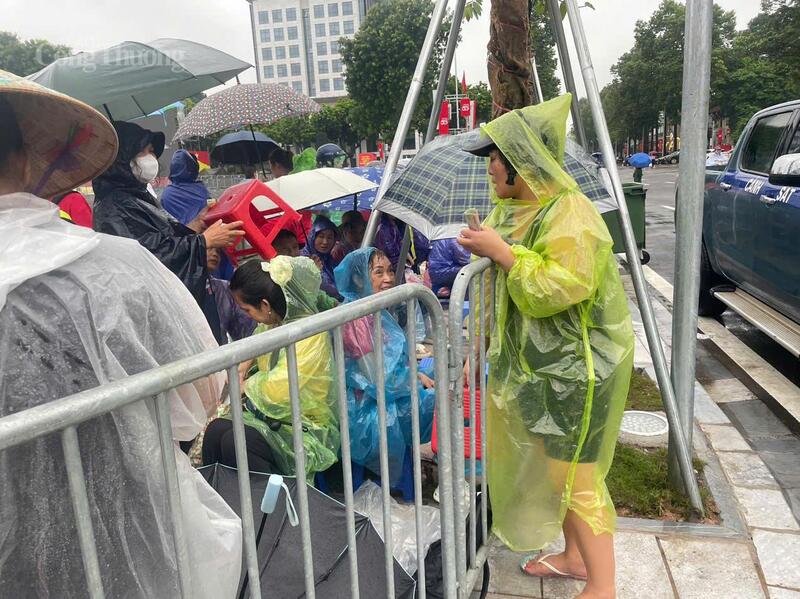 Người phụ nữ ở Hàng Cháo tranh thủ bán ghế nhựa cho người chờ xem lễ sơ duyệt diễu binh với giá 50.000 đồng/chiếc.