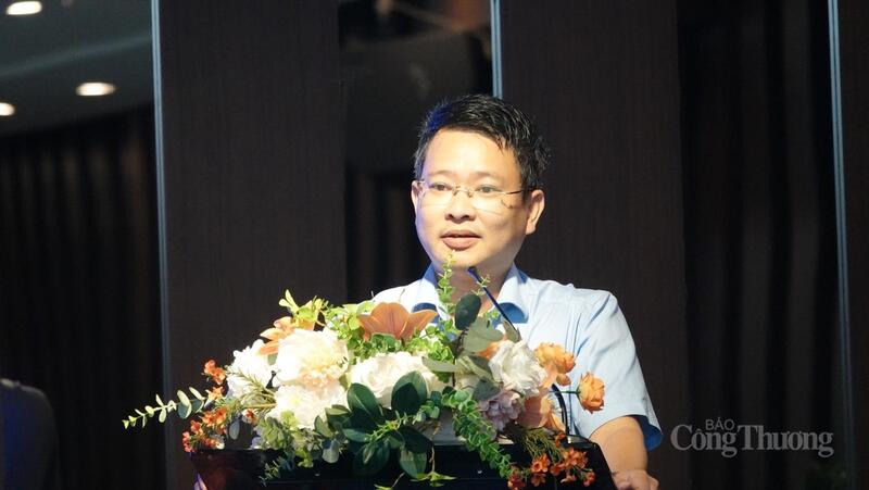 Ông Đỗ Gia Vinh, Phó trưởng Phòng Quản lý thương mại, Sở Công Thương Thanh Hóa giúp người dân nhận diện bán hàng đa cấp bất chính