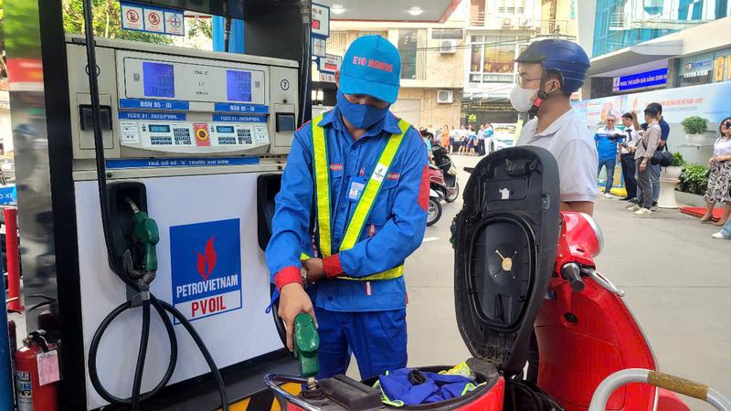 Sau một tháng mở bán thí điểm (từ 1/8 đến hết ngày 31/8), lượng xăng E10 (xăng pha 10% ethanol) tiêu thụ tại nhiều điểm đã vượt xa dự tính ban đầu.