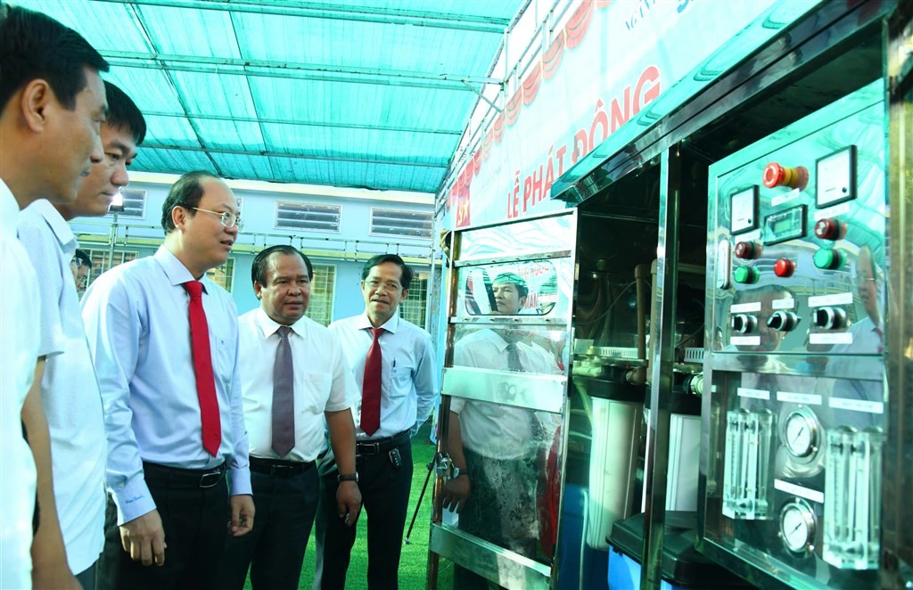 Lãnh đạo tỉnh tham quan máy lọc nước tại Trường Tiểu học Hòa Bình A. Lãnh đạo tỉnh tham quan máy lọc nước tại Trường Tiểu học Hòa Bình A.