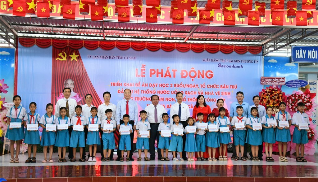 Bí thư Tỉnh ủy Nguyễn Hồ Hải trao học bổng cho các em học sinh. Bí thư Tỉnh ủy Nguyễn Hồ Hải trao học bổng cho các em học sinh.