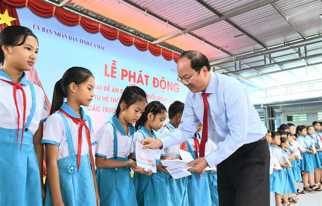 Bí thư Tỉnh ủy Nguyễn Hồ Hải trao học bổng cho các em học sinh Bí thư Tỉnh ủy Nguyễn Hồ Hải trao học bổng cho các em học sinh