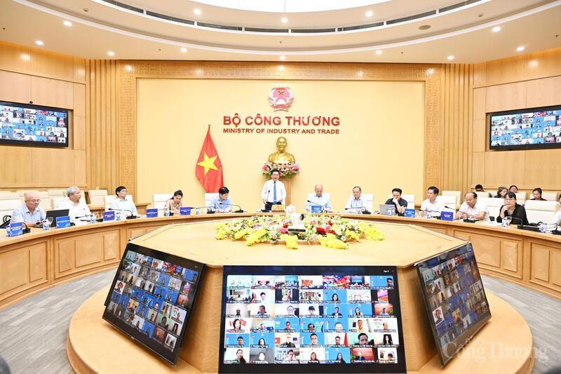 Bộ trưởng Bộ Công Thương Nguyễn Hồng Diên chủ trì hội nghị. Ảnh: Cấn Dũng