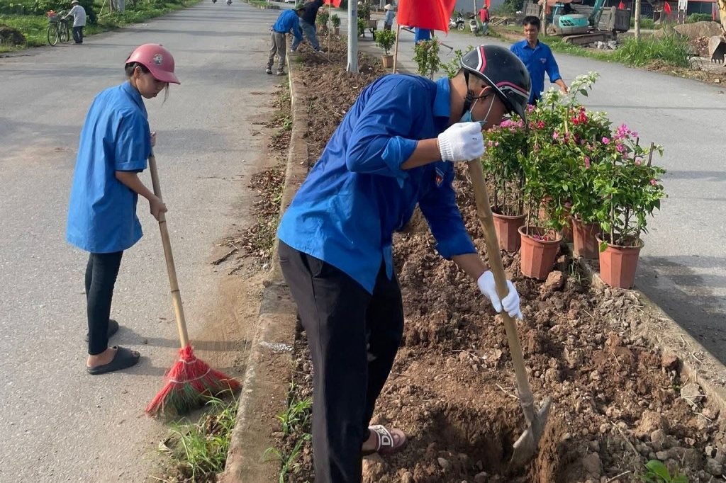 Thanh niên xã Đại Xuyên thực hiện tuyến đường hoa Thanh niên xã Đại Xuyên thực hiện tuyến đường hoa
