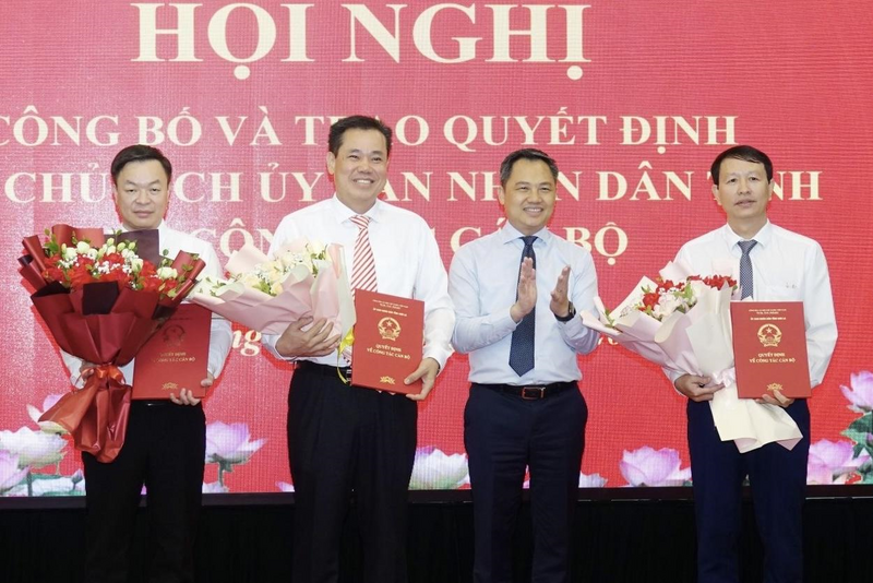 Đồng chí Nguyễn Đình Việt trao quyết định cho các cán bộ