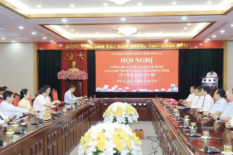 Toàn cảnh buổi Hội nghị Công bố và Trao quyết định của Chủ tịch UBND về công tác cán bộ tại Sơn La