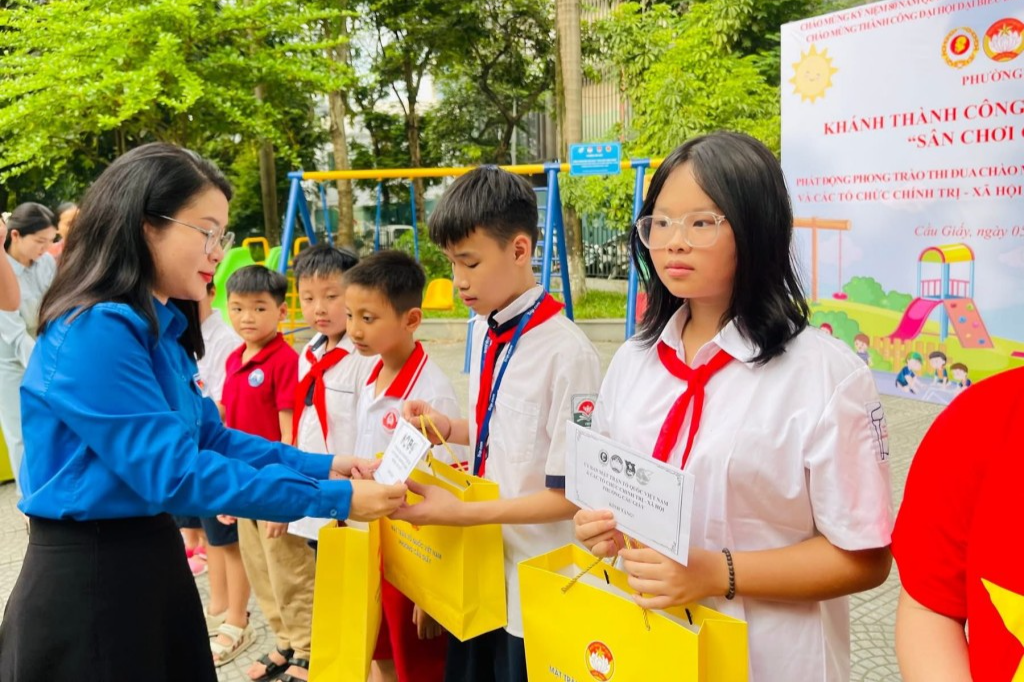 Nhiều phần quà được trao tặng đến học sinh có hoàn cảnh Nhiều phần quà được trao tặng đến học sinh có hoàn cảnh