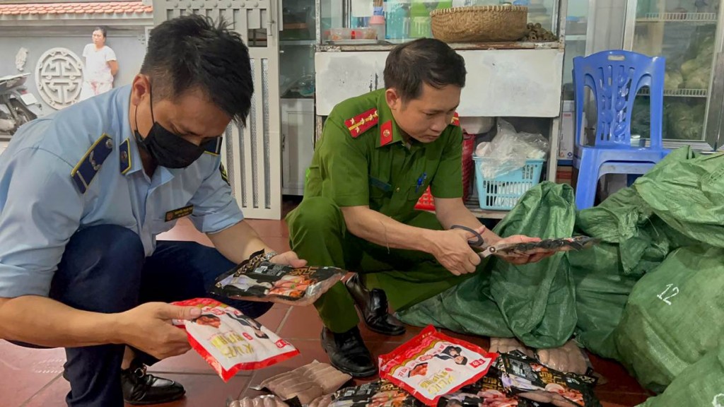 Lực lượng chức năng phát hiện 1 tấn sản phẩm xúc xích, lạp xưởng không rõ nguồn gốc xuất xứ