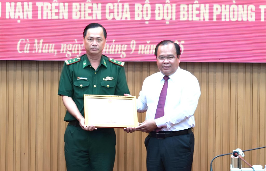 Phó Chủ tịch UBND tỉnh Nguyễn Minh Luân trao Bằng khen cho cán bộ, chiến sĩ Đồn Biên phòngPhó Chủ tịch UBND tỉnh Nguyễn Minh Luân trao Bằng khen cho cán bộ, chiến sĩ Đồn Biên phòng Tam Giang Tây. Tam Giang Tây.