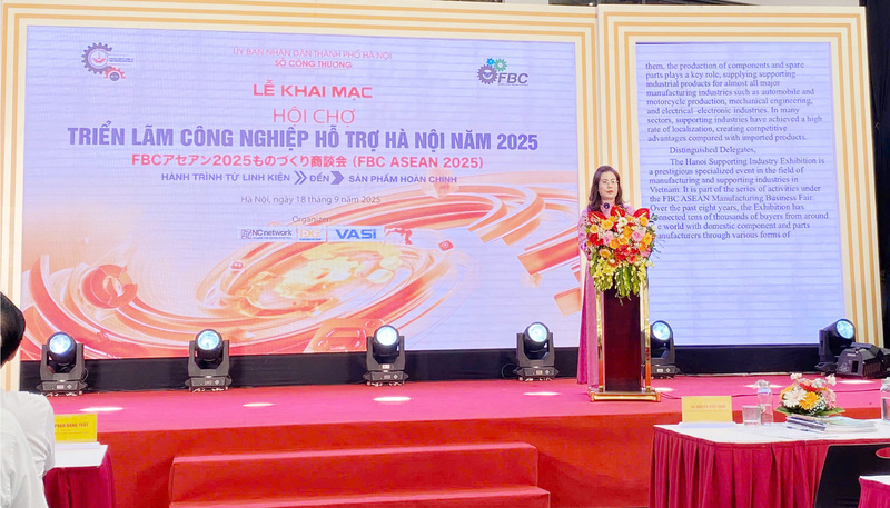 Bà Nguyễn Kiều Oanh - Phó Giám đốc Sở Công Thương Hà Nội phát biểu khai mạc Hội chợ. Ảnh: N.T.