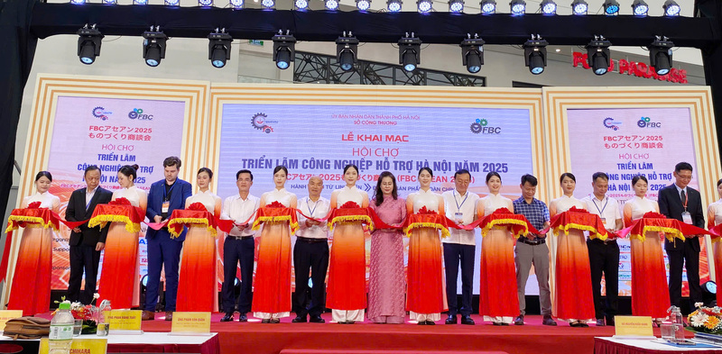 Các đại biểu cắt băng khai mạc Hội chợ. Ảnh: N.T.