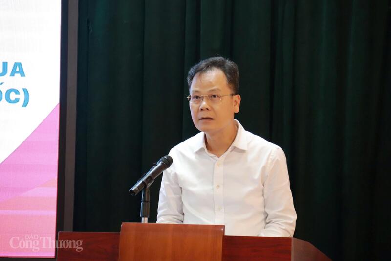 Ông Nguyễn Thành Sinh, Phó Chủ tịch UBND tỉnh Lào Cai trình bày tham luận tại hội thảo.