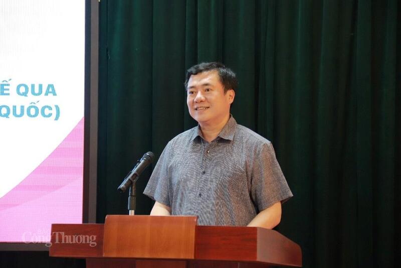 Thứ trưởng Bộ Công Thương Nguyễn Sinh Nhật Tân phát biểu khai mạc hội thảo.