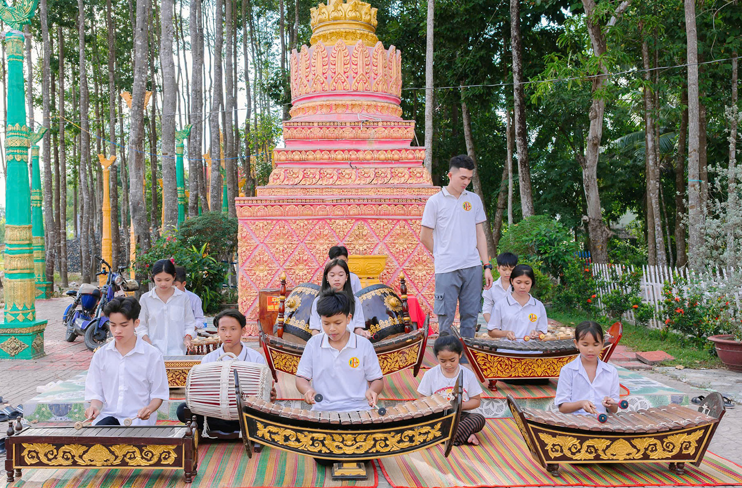 Anh Danh Nghiệp hướng dẫn các thành viên Nhóm nhạc ngũ âm chùa Sóc Sâu (xã Gò Quao) biểu diễn nhạc ngũ âm.
