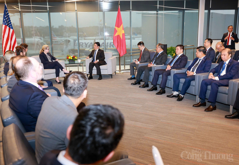 Ủy viên Trung ương Đảng, Bộ trưởng Bộ Công Thương Nguyễn Hồng Diên cùng lãnh đạo các Bộ, ngành Việt Nam tháp tùng Chủ tịch nước Lương Cường trong các hoạt động tại Seattle