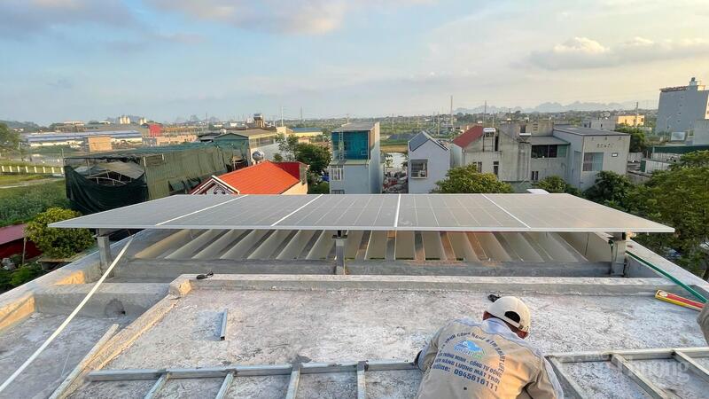 Công nhân lắp đặt điện mặt trời mái nhà tại Thanh Hóa.