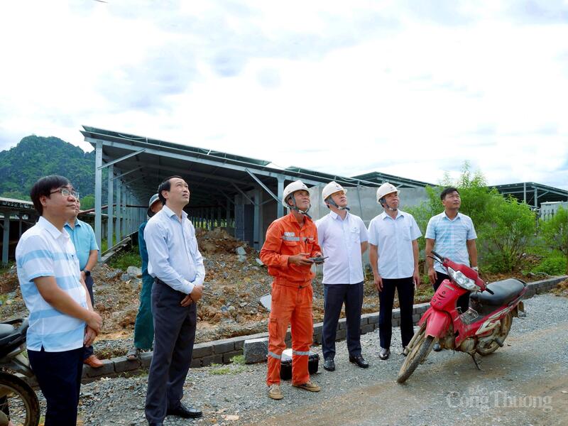 Lãnh đạo Sở Công Thương Thanh Hóa, PC Thanh Hóa đi kiểm tra một hệ thống điện mặt trời mái nhà trên địa bàn.