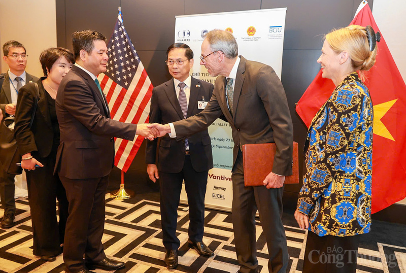 Phó Thủ tướng Chính phủ Bùi Thanh Sơn giới thiệu Bộ trưởng Bộ Công Thương Nguyễn Hồng Diên với lãnh đạo Tập đoàn Amazon