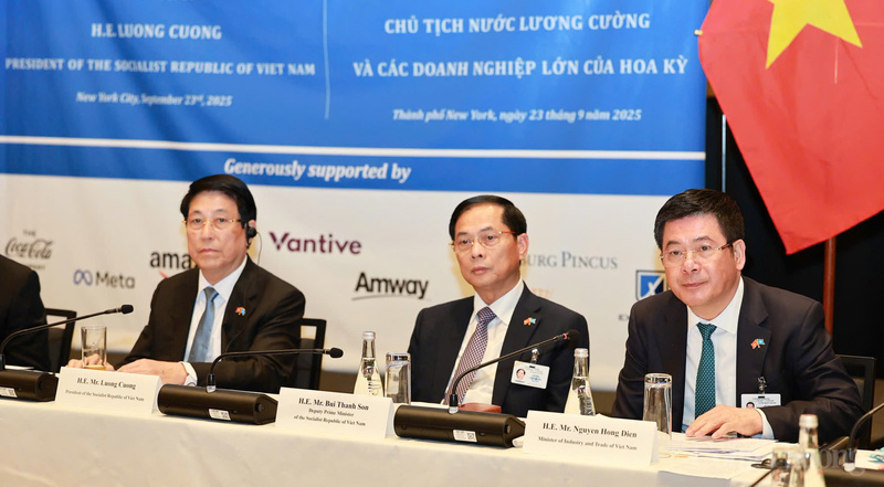 Từ phải qua trái: Chủ tịch nước Lương Cường, Phó Thủ tướng Chính phủ Bùi Thanh Sơn, Bộ trưởng Bộ Công Thương Nguyễn Hồng Diên tham dự Tọa đàm.