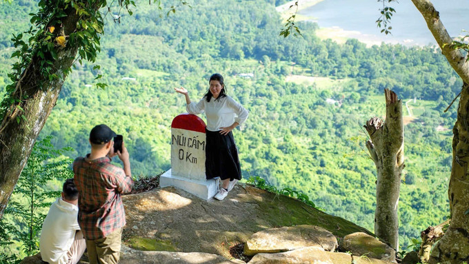 Du khách “check-in” trước homestay Thác Suối Tiên, tổ 5, ấp Thiên Tuế, xã Núi Cấm, tỉnh An Giang.