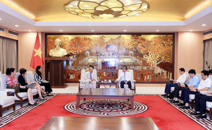 Phó Chủ tịch UBND Thành phố Hà Nội tiếp Tập đoàn H&M. Ảnh: Thương vụ Việt Nam tại Thuỵ Điển
