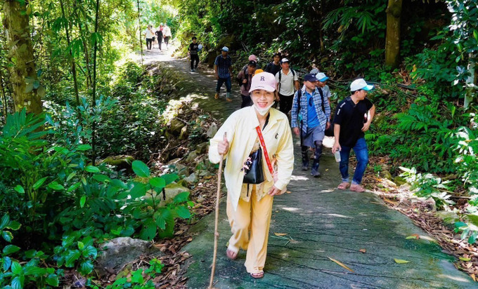 Du khách đi bộ chinh phục nóc nhà Miền Tây và khám phá bản thân mình.