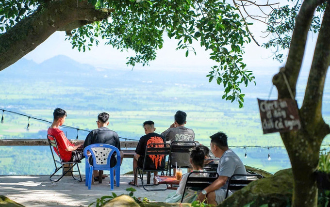 Du khách ngắm toàn cảnh hùng vĩ của vùng Bảy Núi An Giang tại homestay Thác Suối Tiên (tổ 5, ấp Thiên Tuế, xã Núi Cấm, tỉnh An Giang).