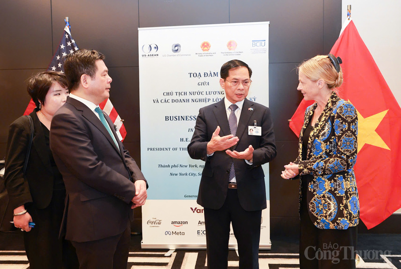 Tại đây, Phó Thủ tướng Chính phủ Bùi Thanh Sơn và Bộ trưởng Nguyễn Hồng Diên đã có cuộc trao đổi nhanh về một số nội dung hợp tác với Tập đoàn Amazon.