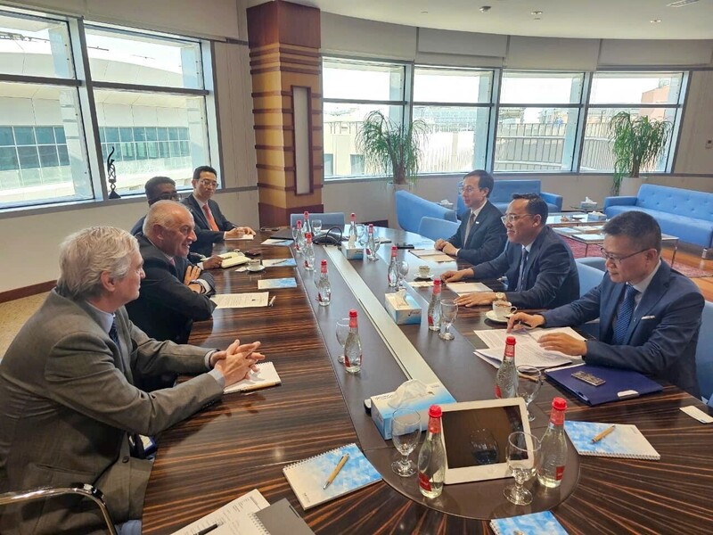 Thứ trưởng Bộ Công Thương Nguyễn Hoàng Long có buổi làm việc với ông Antonio Bernardini, Đại sứ, Chánh Văn phòng Cơ quan Năng lượng Tái tạo Quốc tế (IRENA).