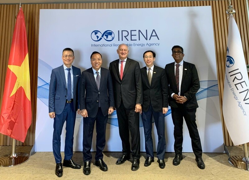 Thứ trưởng Nguyễn Hoàng Long nhấn mạnh, gia nhập IRENA là bước đi thể hiện cam kết mạnh mẽ của Việt Nam trong việc thúc đẩy phát triển năng lượng tái tạo, chuyển dịch năng lượng công bằng và bền vững.