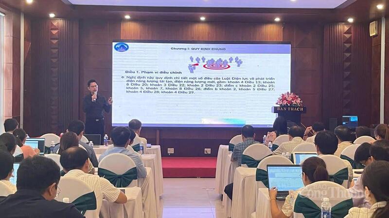 Hội nghị phổ biến những nội dung liên quan đến Nghị định 58/2025/NĐ-CP về phát triển điện mặt trời mái nhà cho các đại biểu của các xã, phường.