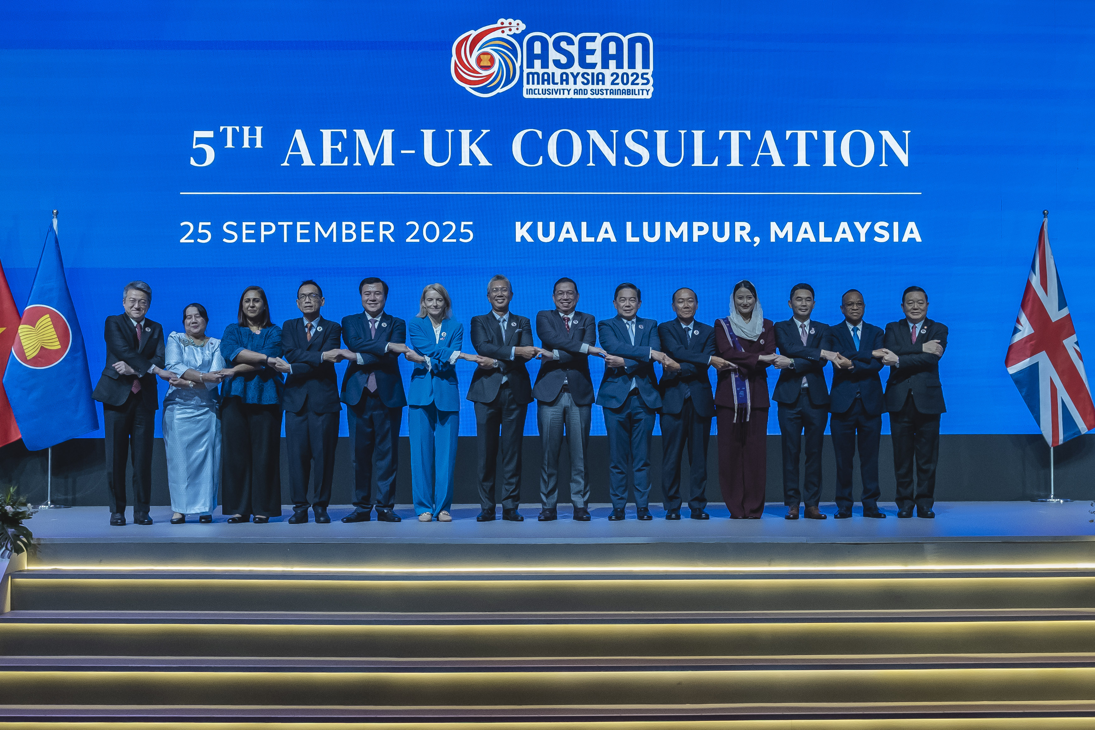 Các đại biểu tham dự Hội nghị thể hiện tinh thần đoàn kết, thúc đẩy hợp tác chặt chẽ.