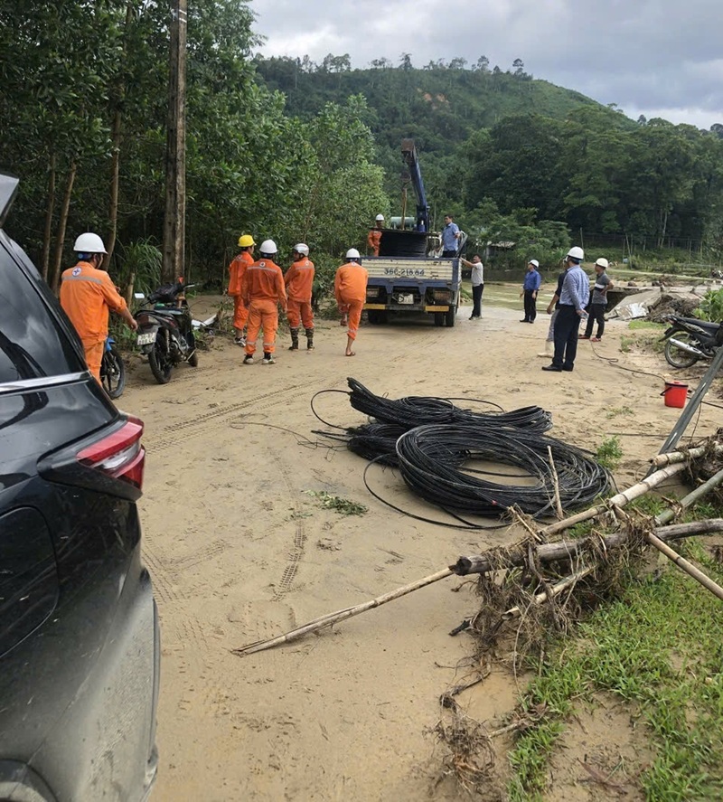 Công ty Điện lực Thanh Hoá đang huy động tối đa lực lượng để khắc phục sự cố mất điện do bão số 10 gây ra. Ảnh: Hùng Mạnh.