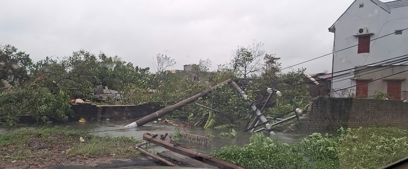 Bão số 10 đã làm 103 xã, phường của tỉnh Thanh Hóa mất điện. Ảnh: Hùng Mạnh
