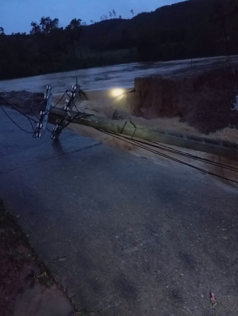 Theo báo cáo của Công ty Điện lực Thanh Hoá, bão số 10 đã làm 103 xã, phường đang mất điện, tỷ lệ khách hàng bị mất điện chiếm khoảng 28,9%. Ảnh: Hùng Mạnh